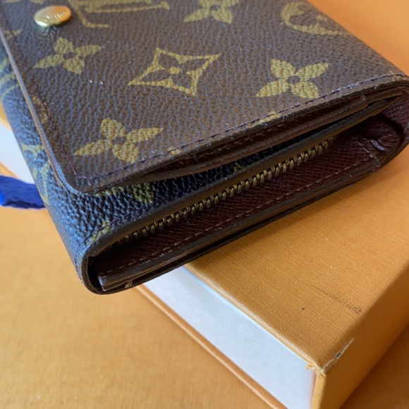 Authentic Louis Vuitton Wallet Monogram - Picture 5 of 17